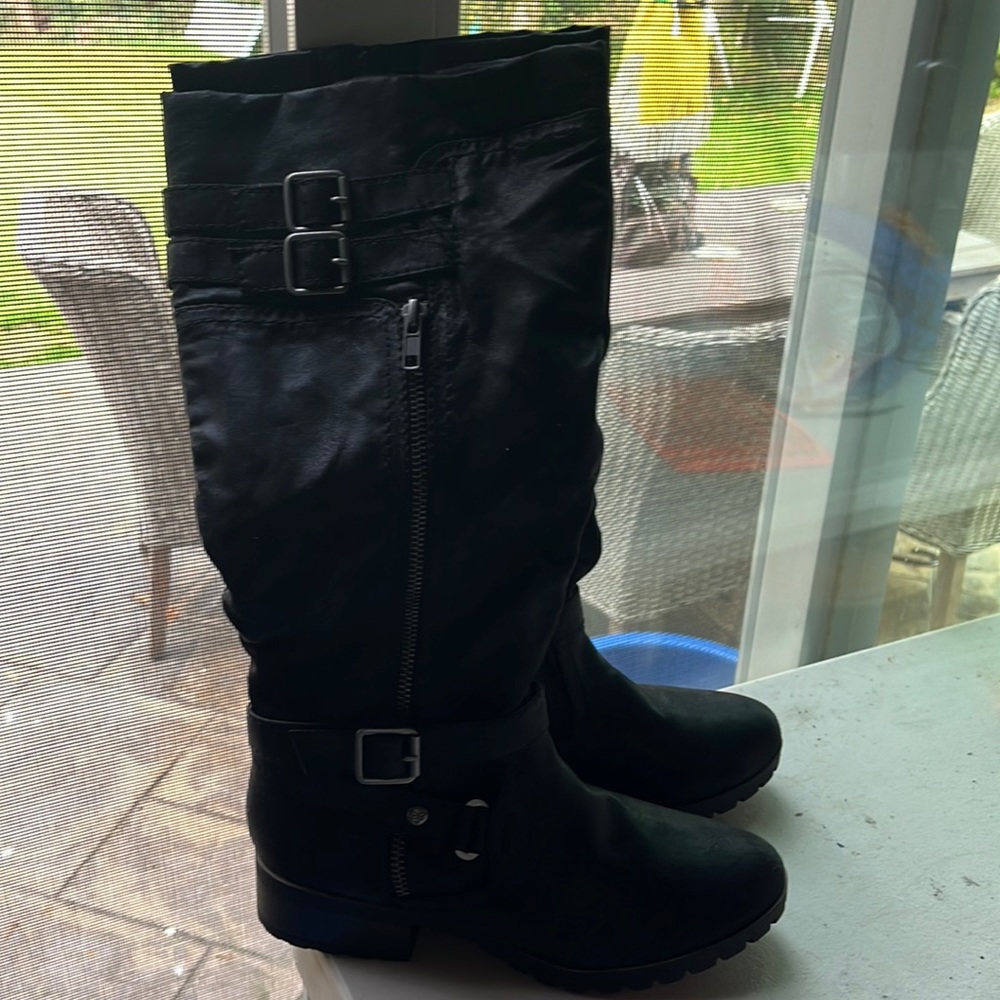 Black zip up boots !